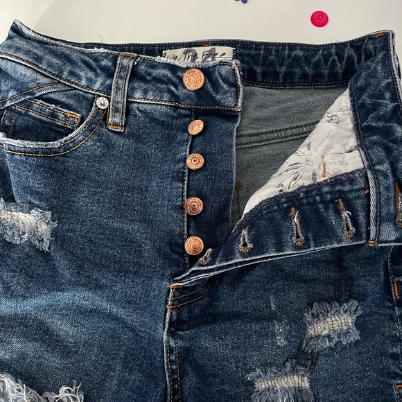 CRVY Vintage High-Rise Shorts - Picture 4 of 5